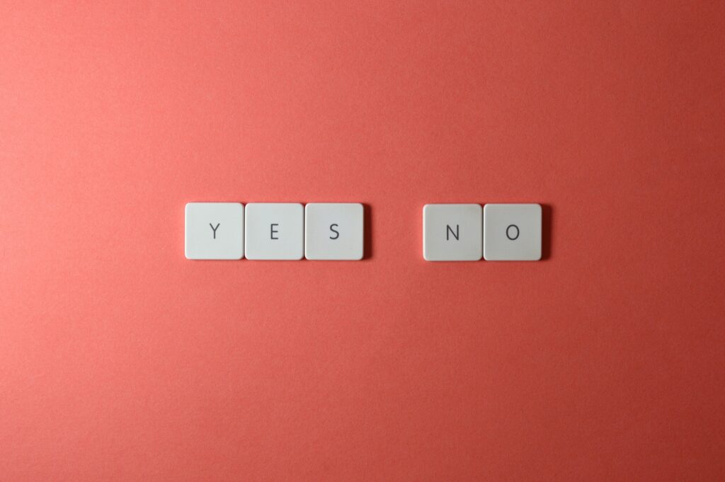 Immagine di tasselli con lettere che indicano le parole yes e no